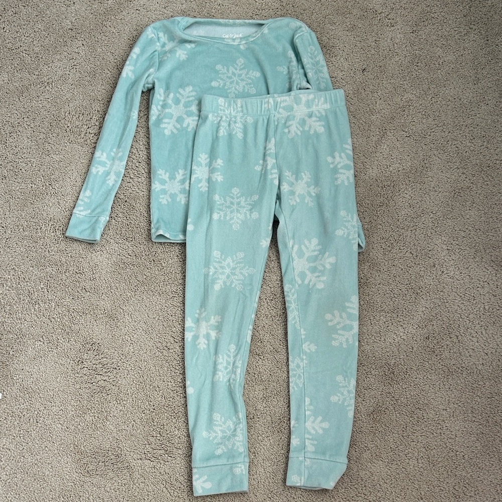 Cat & Jack Snuggly Mint Blue Snowflake Pajama Set, 8
